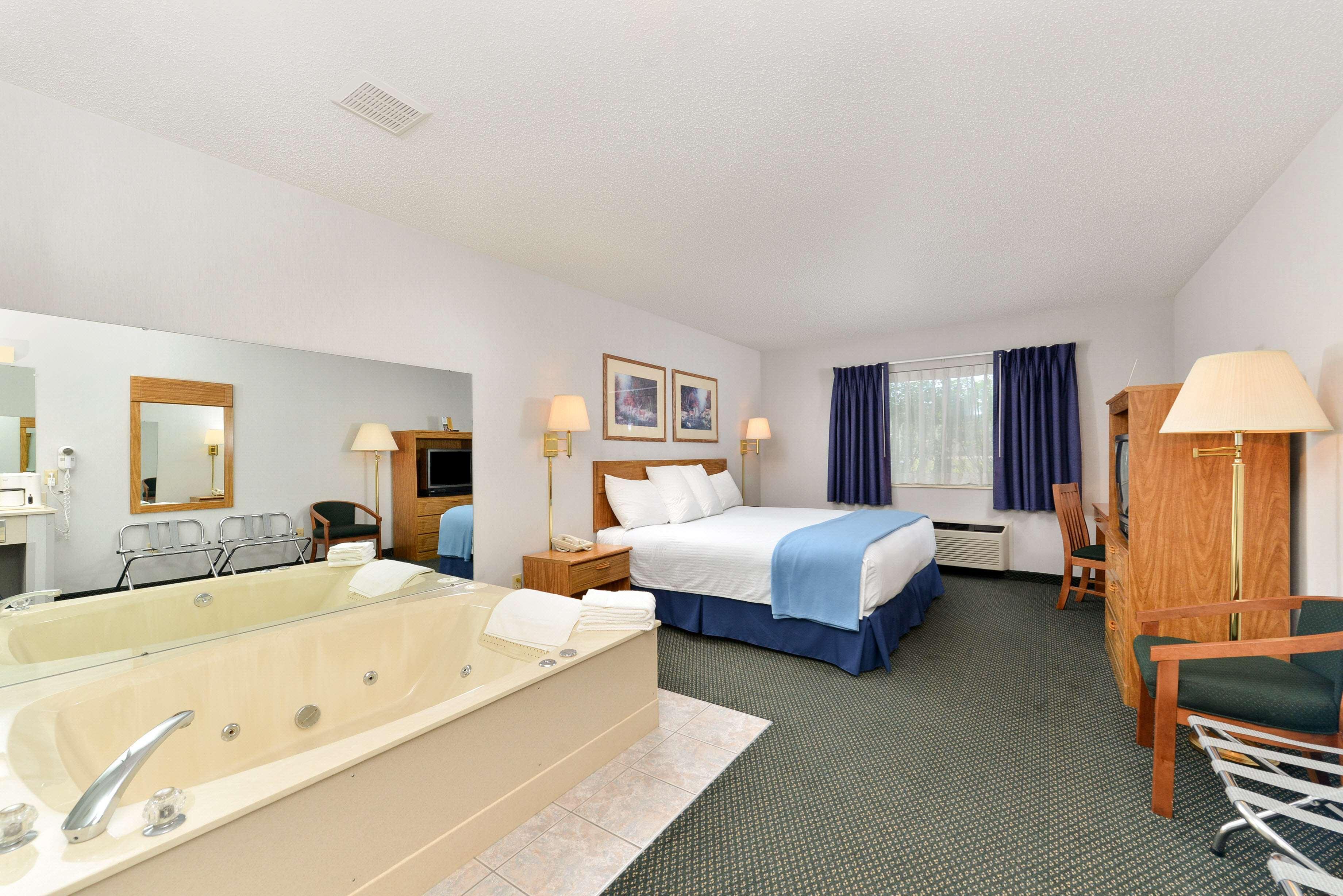 Americas Best Value Inn & Suites - Tahquamenon Country Newberry Εξωτερικό φωτογραφία