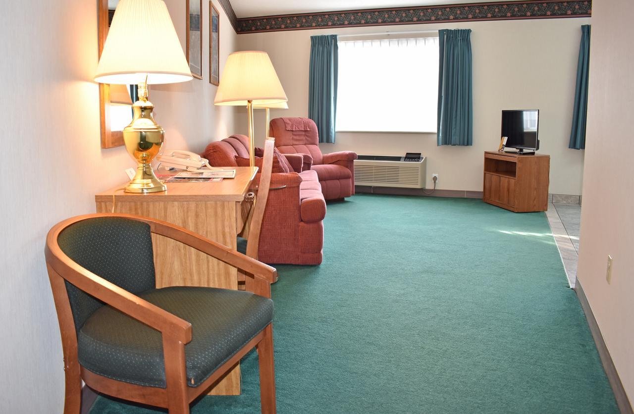 Americas Best Value Inn & Suites - Tahquamenon Country Newberry Εξωτερικό φωτογραφία
