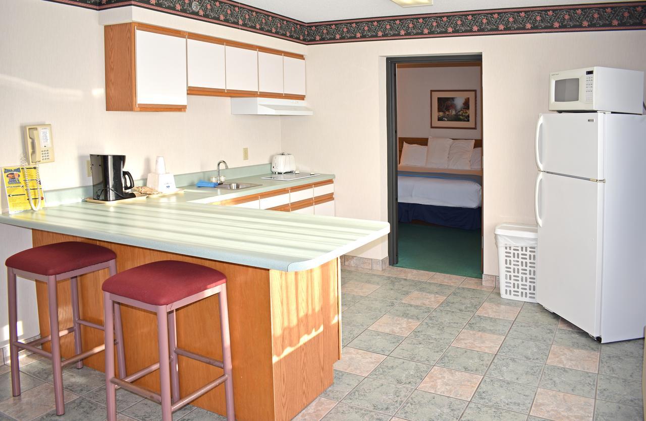 Americas Best Value Inn & Suites - Tahquamenon Country Newberry Εξωτερικό φωτογραφία