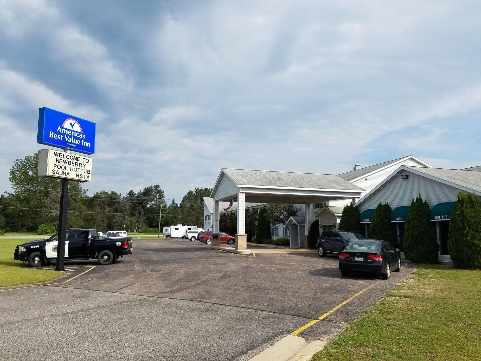 Americas Best Value Inn & Suites - Tahquamenon Country Newberry Εξωτερικό φωτογραφία