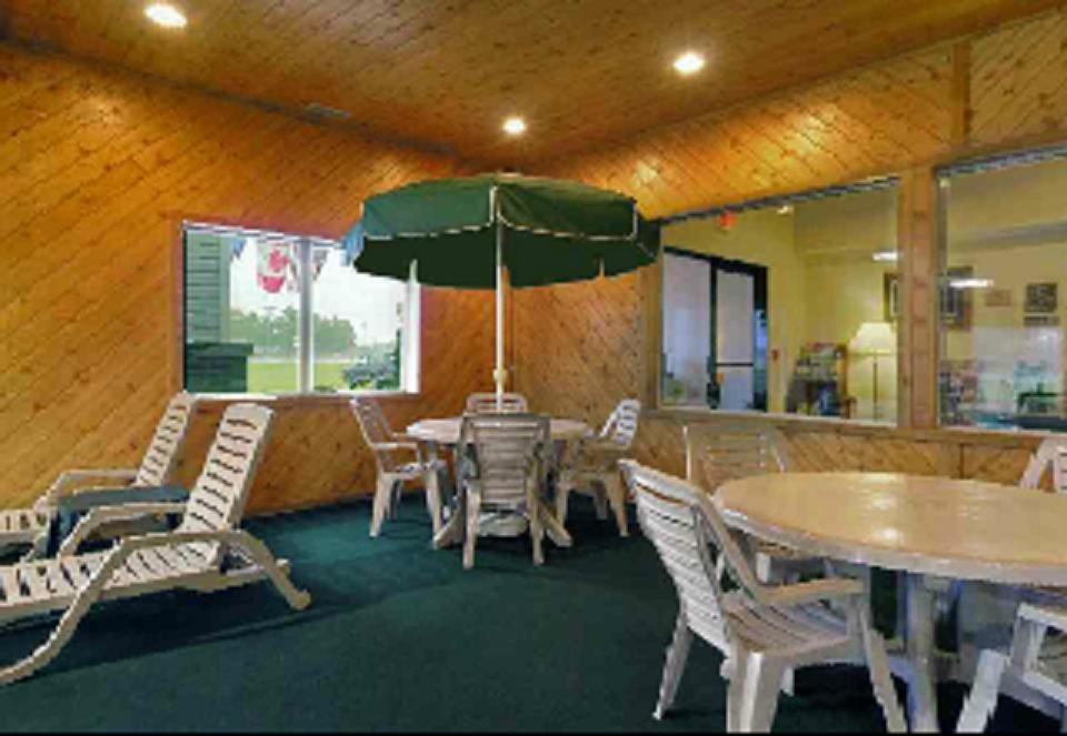 Americas Best Value Inn & Suites - Tahquamenon Country Newberry Εξωτερικό φωτογραφία